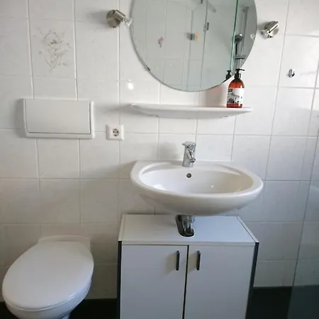 An Der Gruenen Donau - Ferienwohnung, Monteurwohnung, Wir Bieten Keine Parkplaetze, Verpflegung Oder Tuecher An, Parken Nur Gegenueber Auf Der Strassenseite 홈스테이
