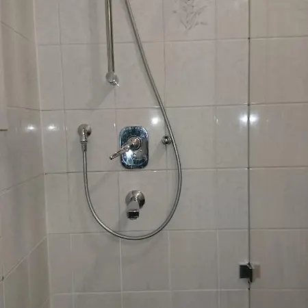 Privatunterkunft An Der Grünen Donau, Privatzimmer, Kein Parkplatz, Parken Auf Unserem Privaten Grundstück Ist Nicht Gestattet Und Führt Zur Strafanzeige Sowie Kostenpflichtigem Abschleppen